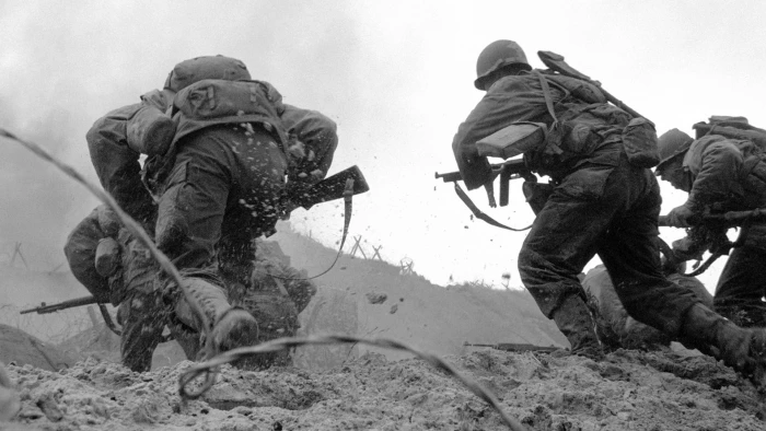 soldiers holding rifles grayscale photography World War II beach 2k