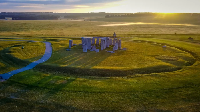 landscape nature UK Stonehenge road shadow morning sunrise 2k