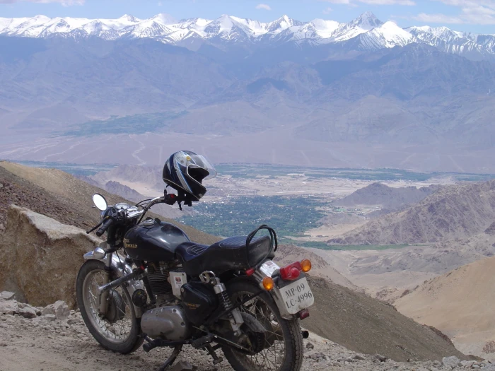 highest motorable road pilgrimage on royal enfield khardungla pass 2k