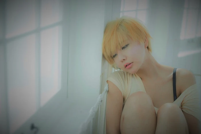 Asian Ryu Ji Hye Korean women one person sitting blond hair 2k