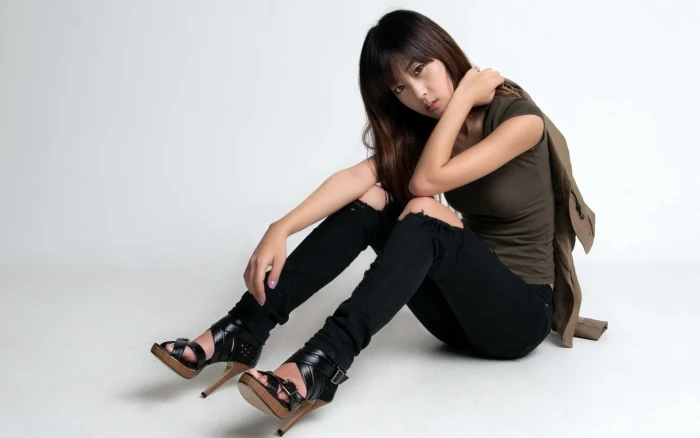 Fashion korean girl sit on floor 2k