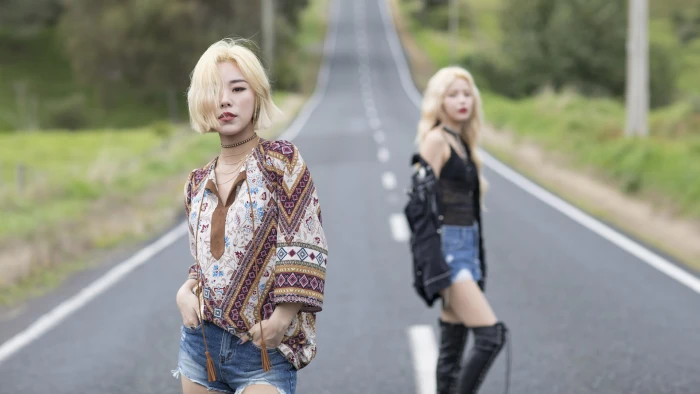 K pop Mamamoo jean shorts Korean blonde singer women outdoors 2k