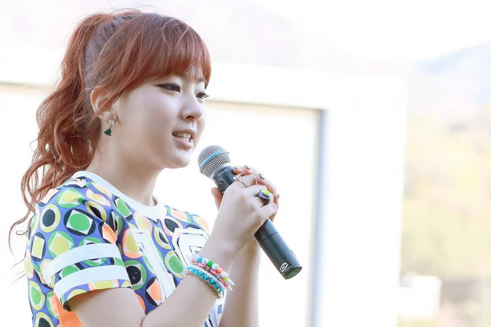 korean girl group one person holding side view childhood 2k