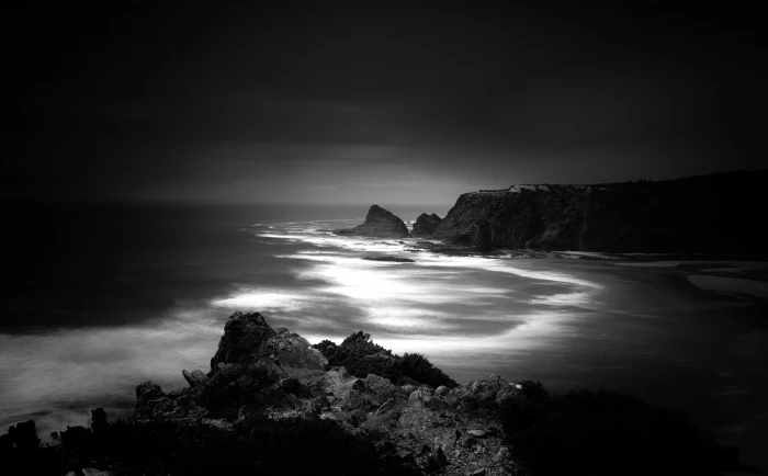 Praia de Odeceixe Mar beach body of water Black and White Ocean 2k 4k 5k