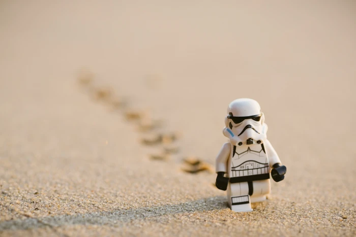 Stormtrooper minifigure walking on the sand Star Wars LEGO figurine 2k 4k 5k