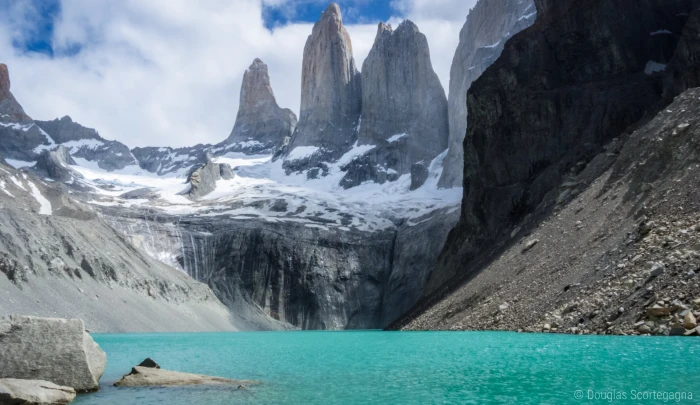 shallow focus photography of green body water surrounded mountains under blue and white sunny cloudy sky las torres 2k 4k