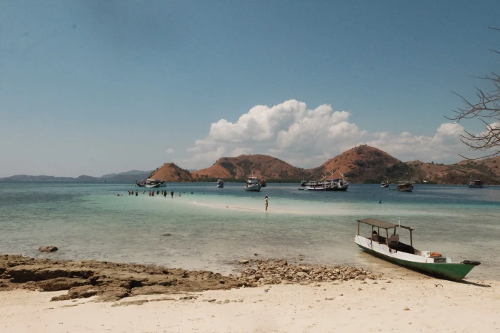 indonesia flores island beach pulau kelor komodo travel 2k 4k 5k
