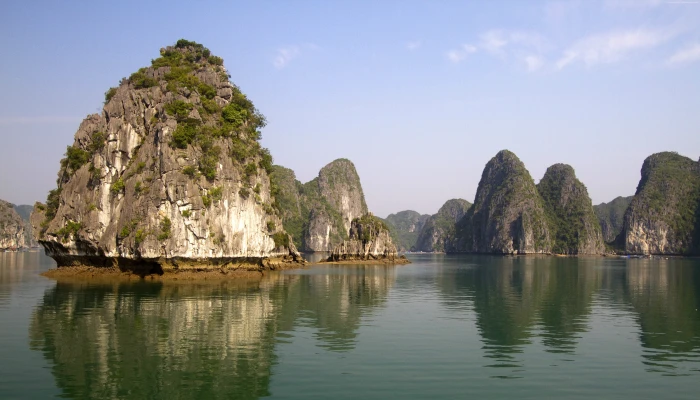 Vietnam travel Halong Bay mountains cruises rest 2k 4k 5k