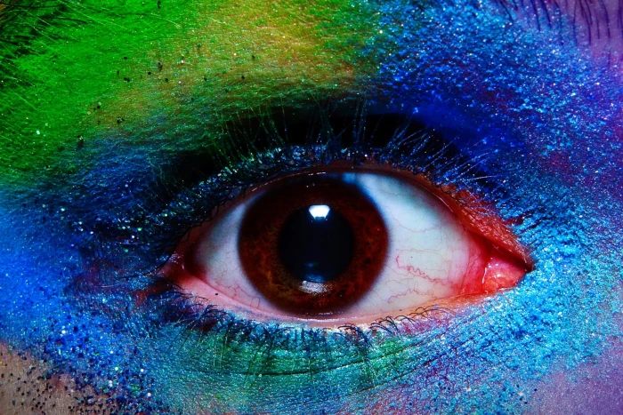 close up photography of human eye with green and blue eyeshadow 2k