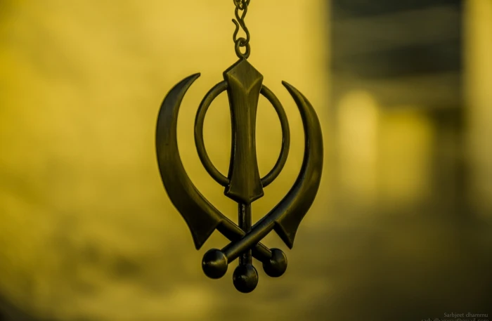 Khanda Symbol black pendant Aero Macro focus on foreground 2k