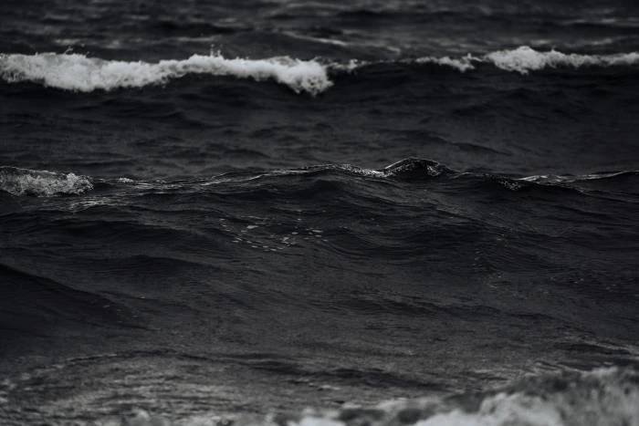 grayscale photo of ocean waves wallpaper desktop wallpapers 2k 4k 5k 8k
