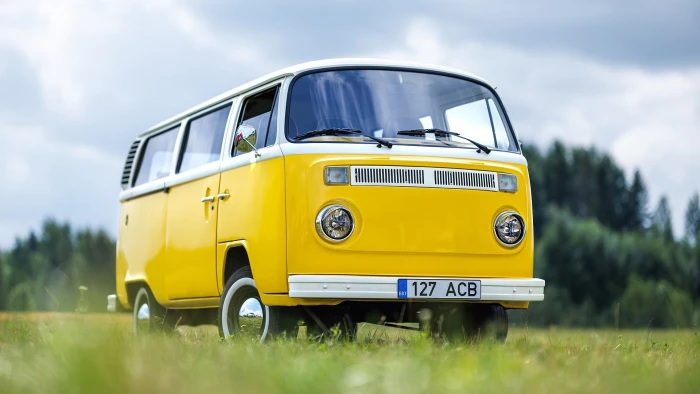 yellow bus on green field 2k