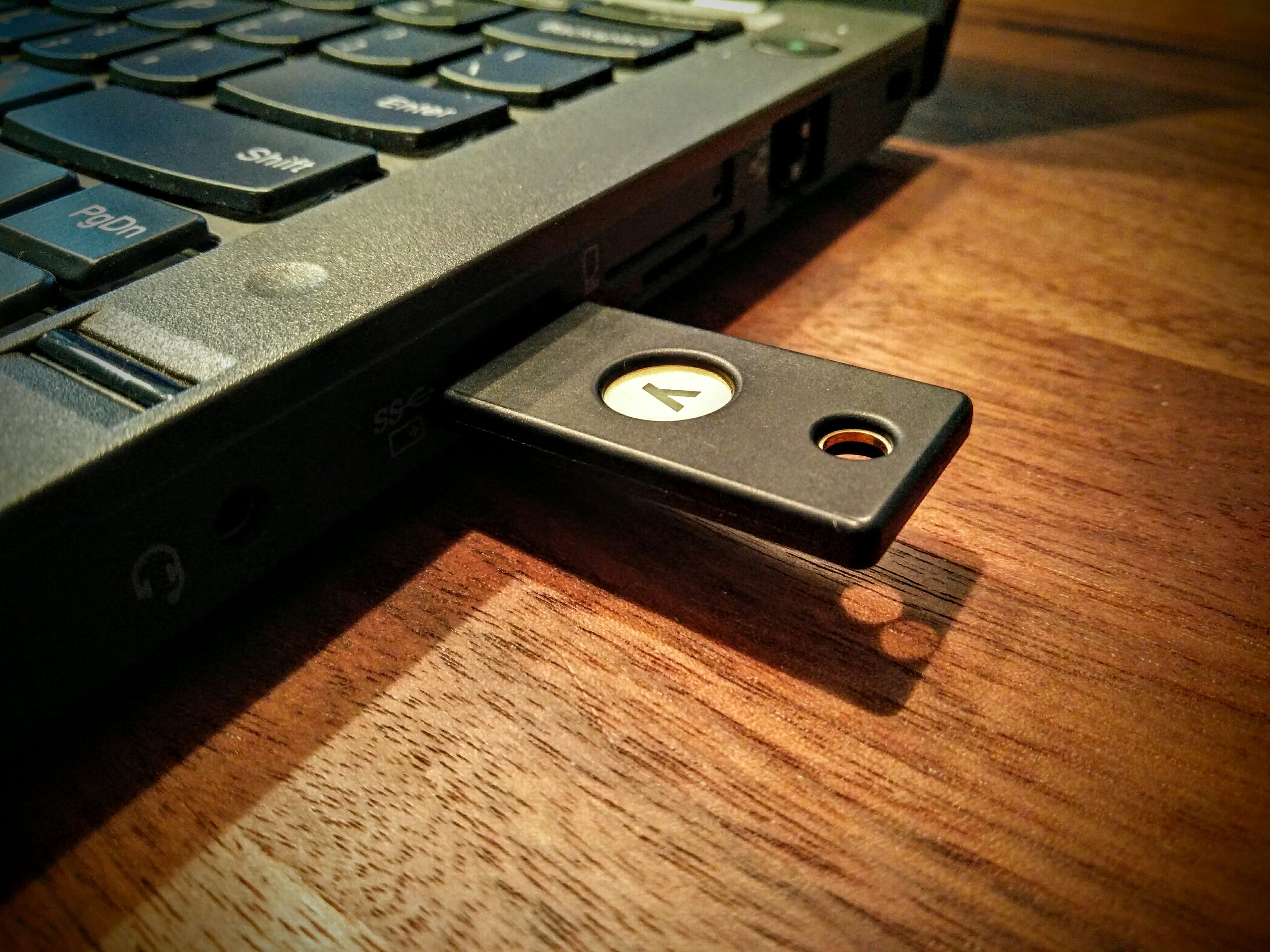 yubikey twofactor authenticaiton security cyber 2k 4k