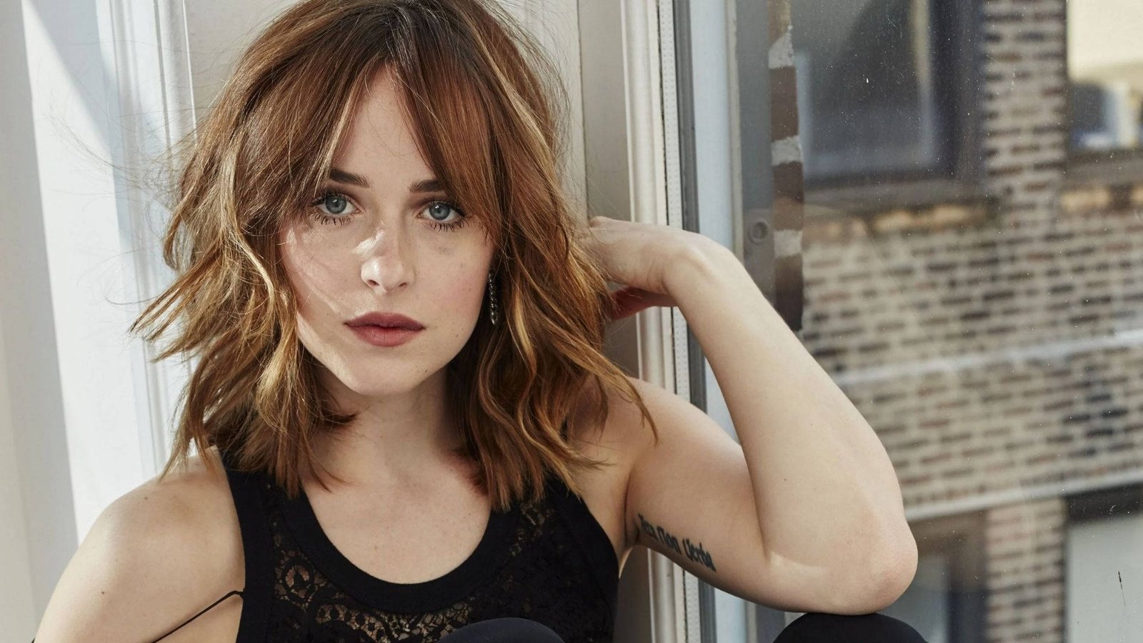blonde haired dakota johnson actress hollywood