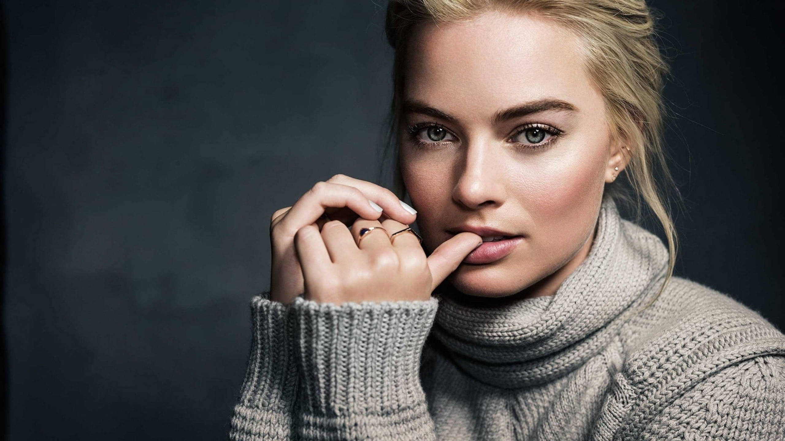 margot robbie in gray sweatshirt actress hollywood 2k