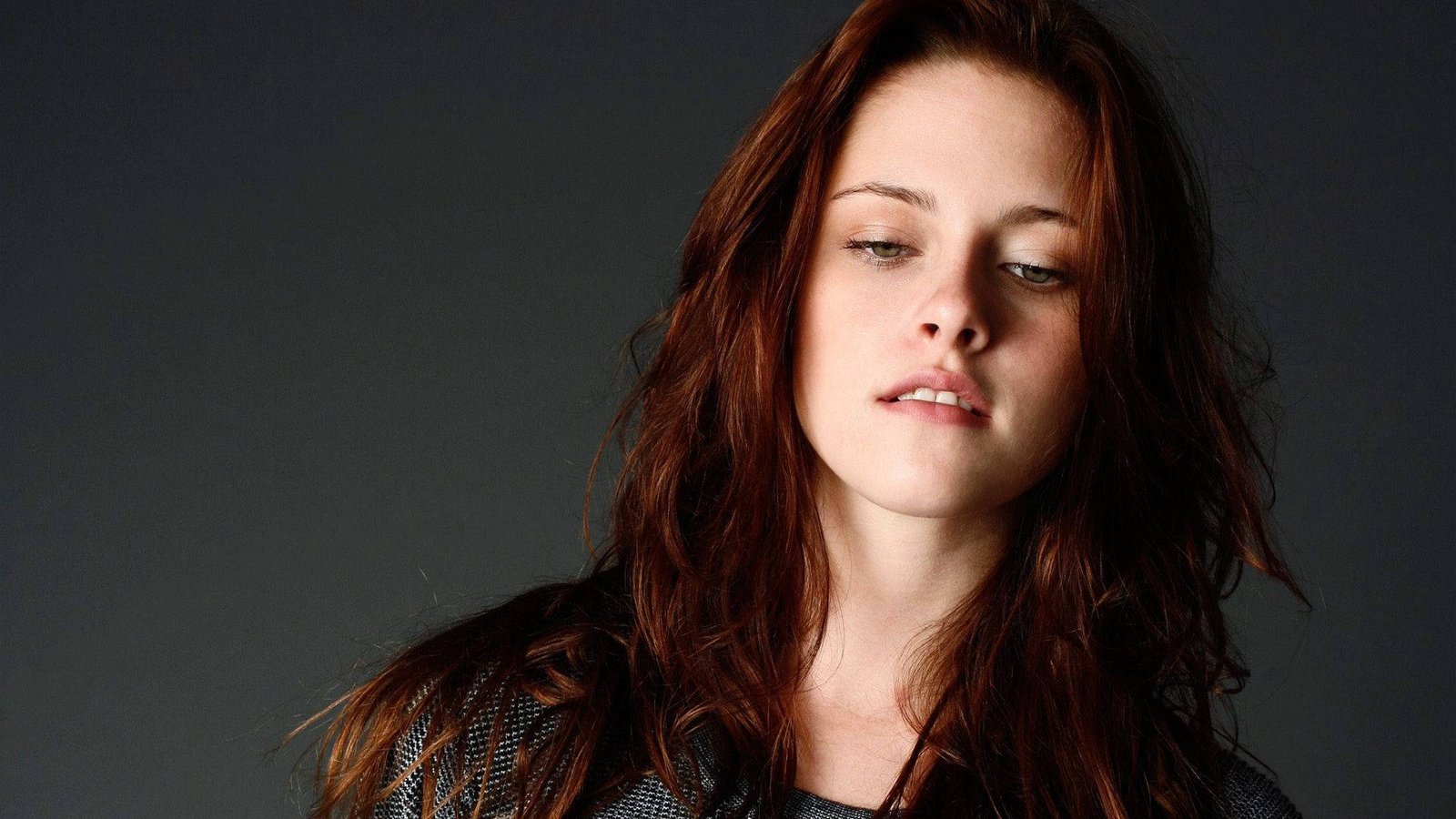 kristen stewart looking down actress hollywood