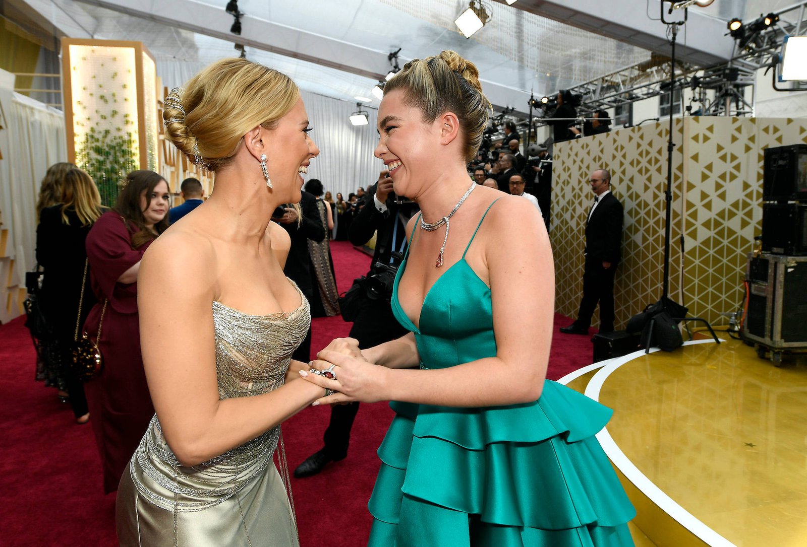 smiling florence pugh and scarlett johansson actress hollywood 2k