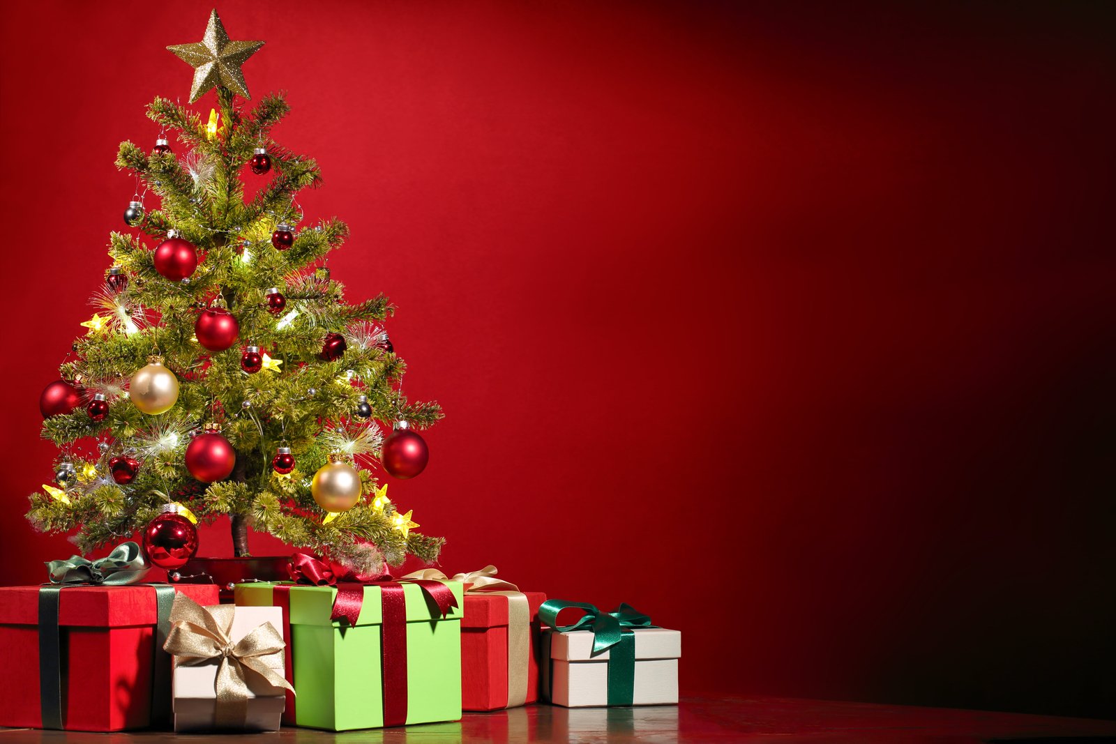 green Christmas tree and assorted color gift boxes stars gifts 15 2k 4k 5k
