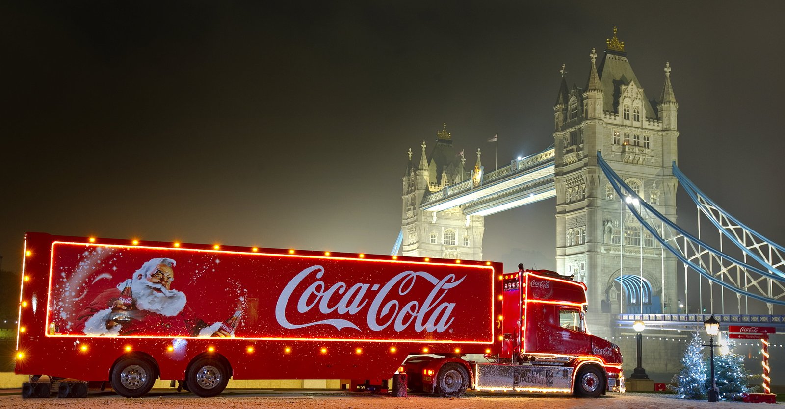 Tower Bridge new year Christmas Coca Cola truck 2k