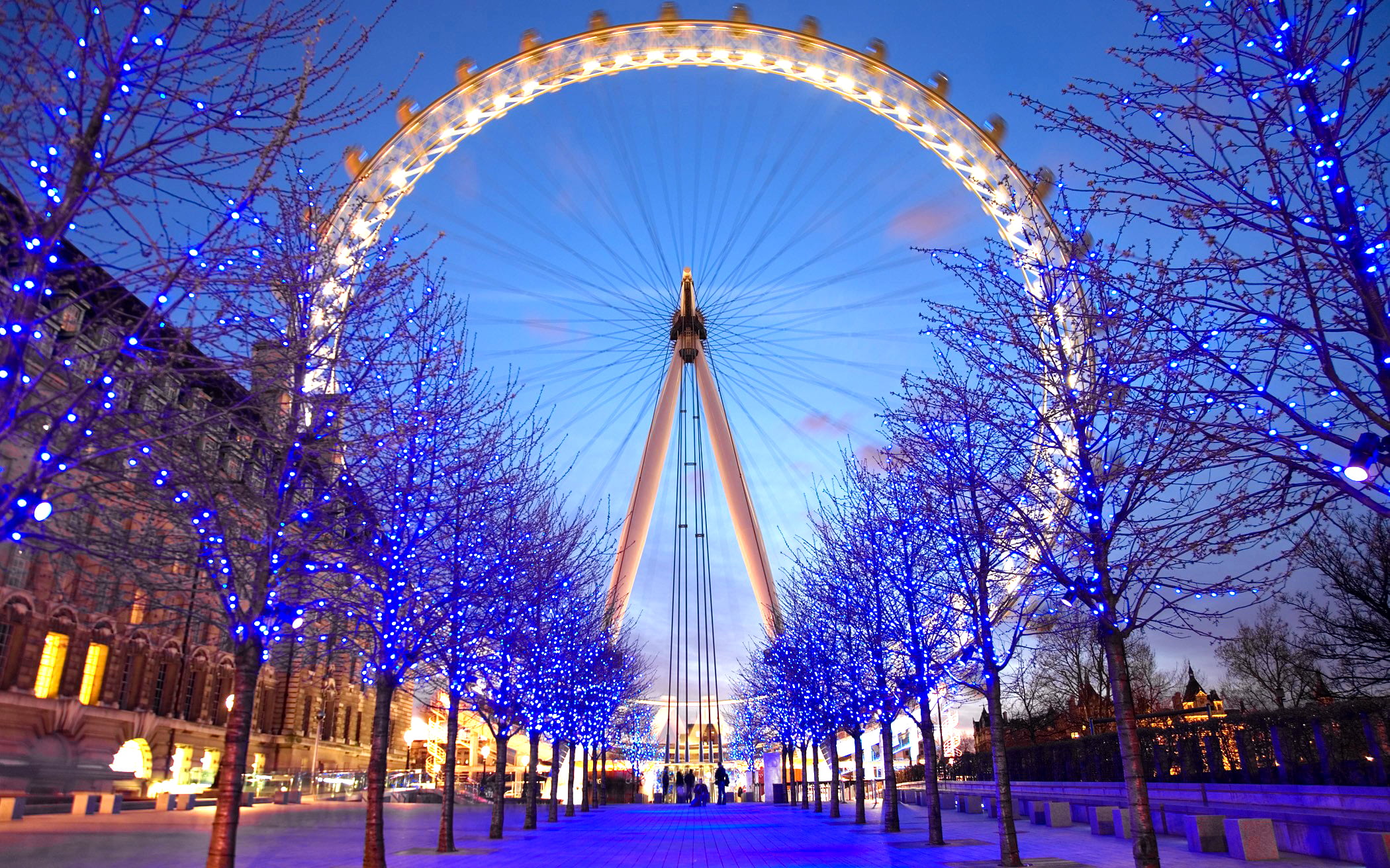 Ferris Wheel London Eye blue christmas lights trees 2k