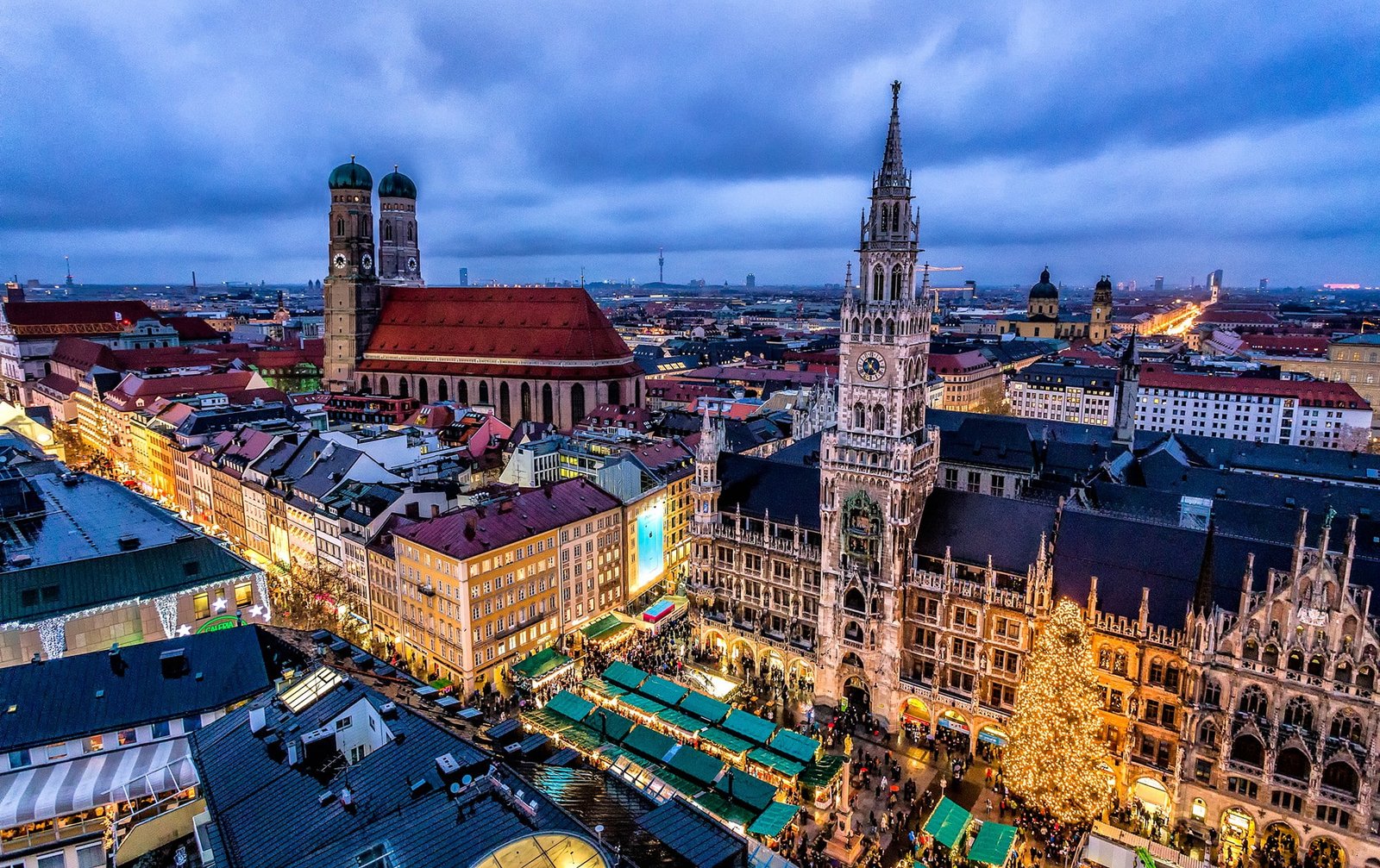 Marienplatz square Deutschland concrete building evening city 2k