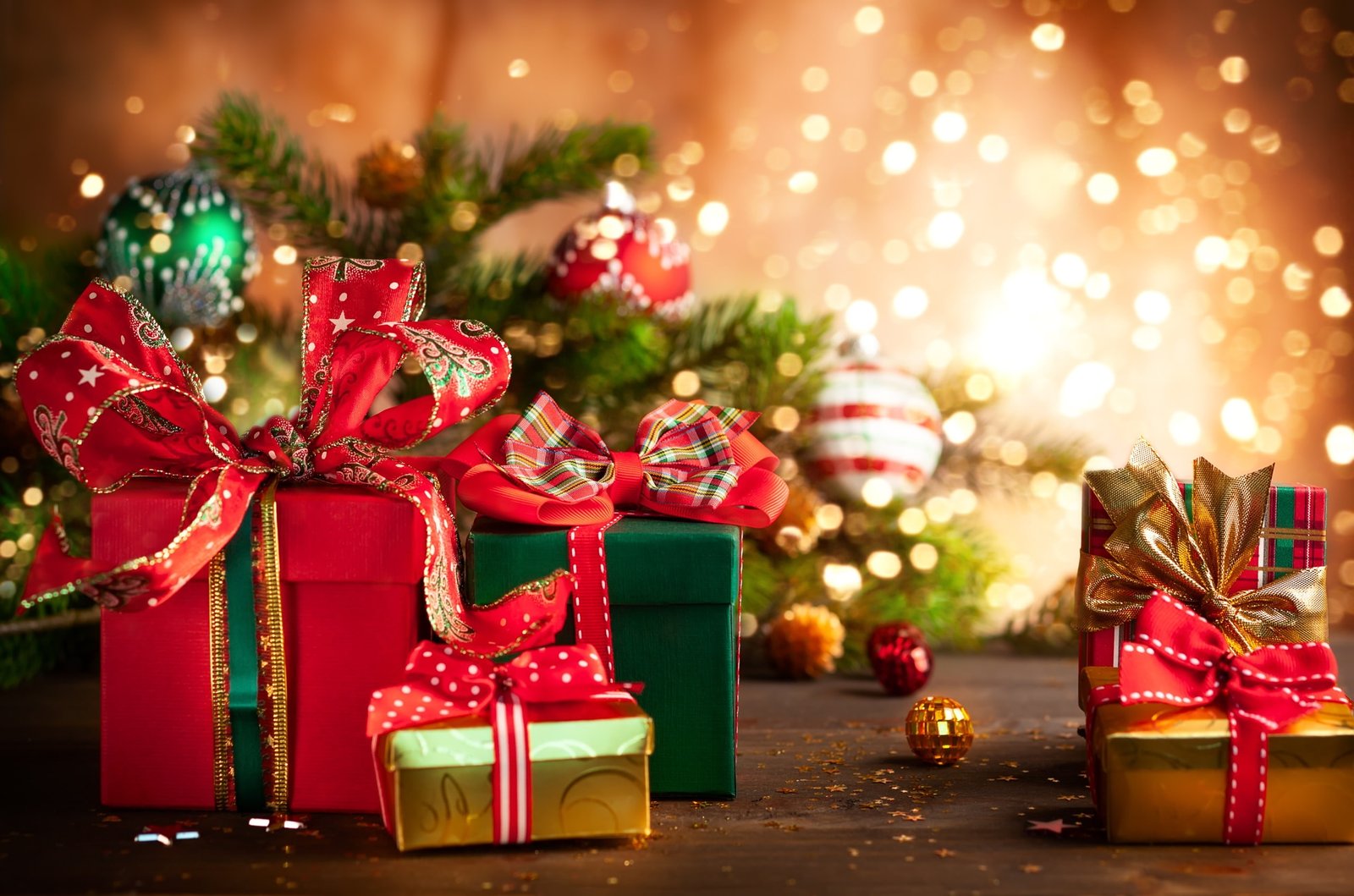 holiday Christmas lights ornaments presents 2k
