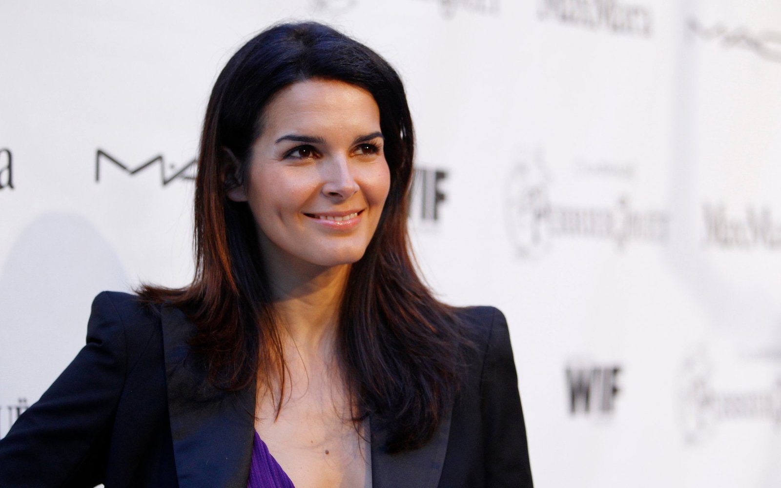 Actresses Angie Harmon American
