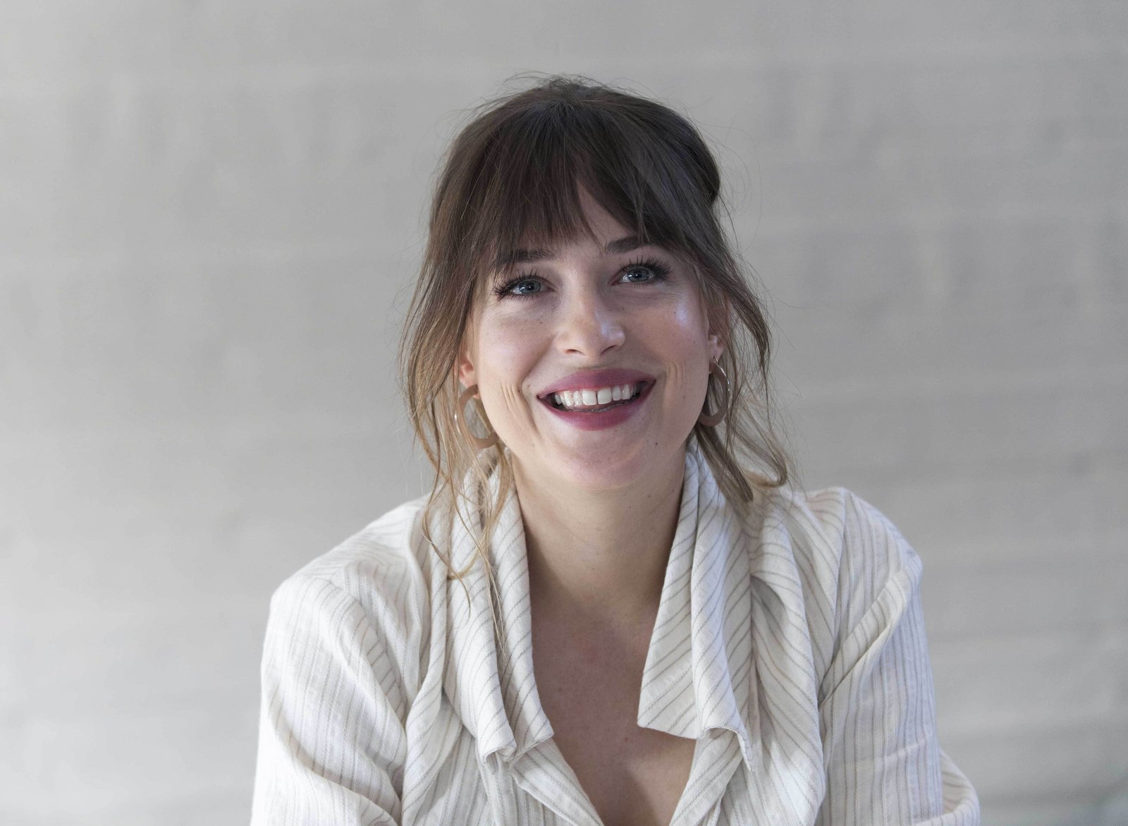 Actresses Dakota Johnson Earrings 2k