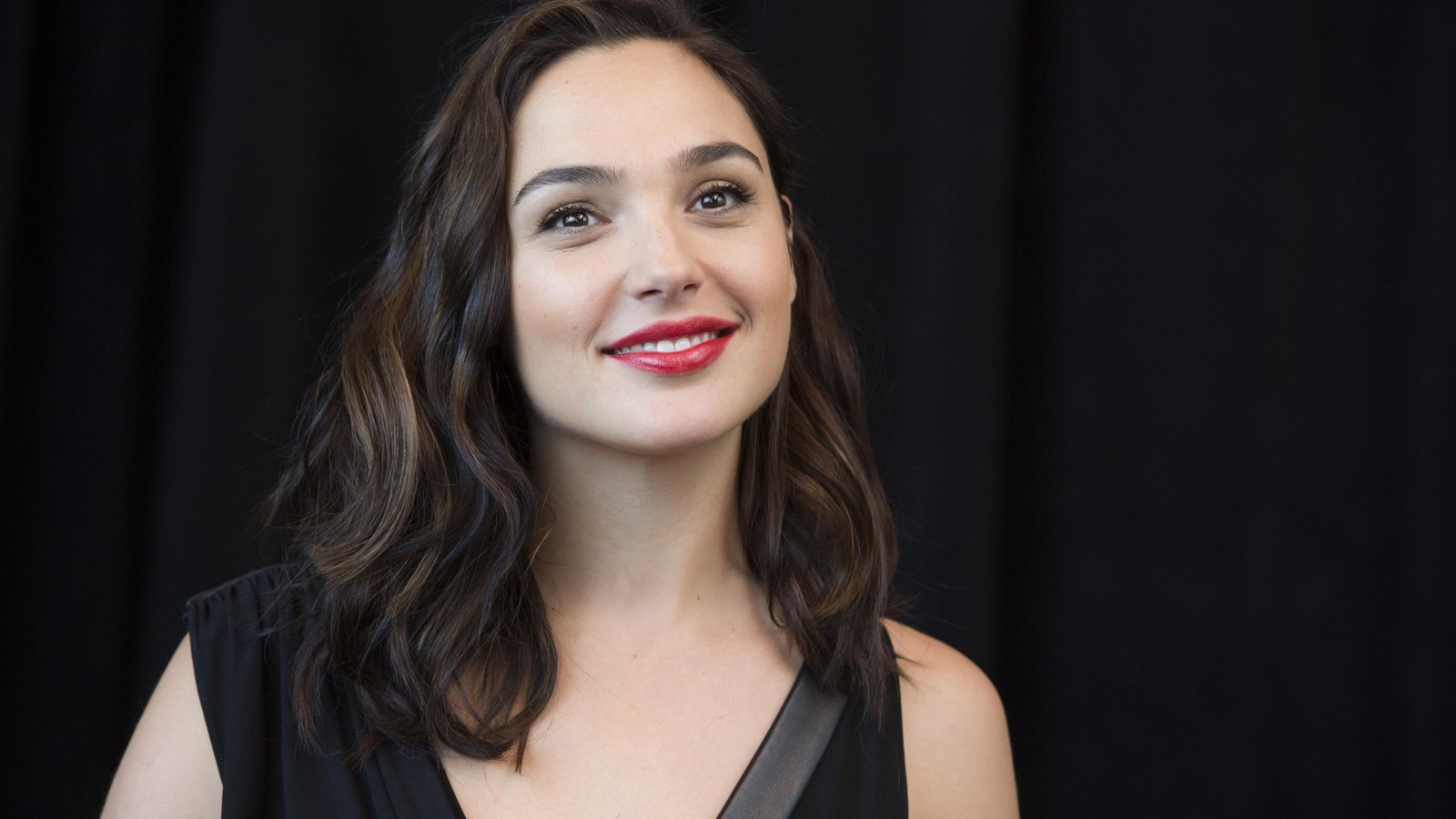 actress women red lipstick brown eyes Wonder Woman smiling 2k