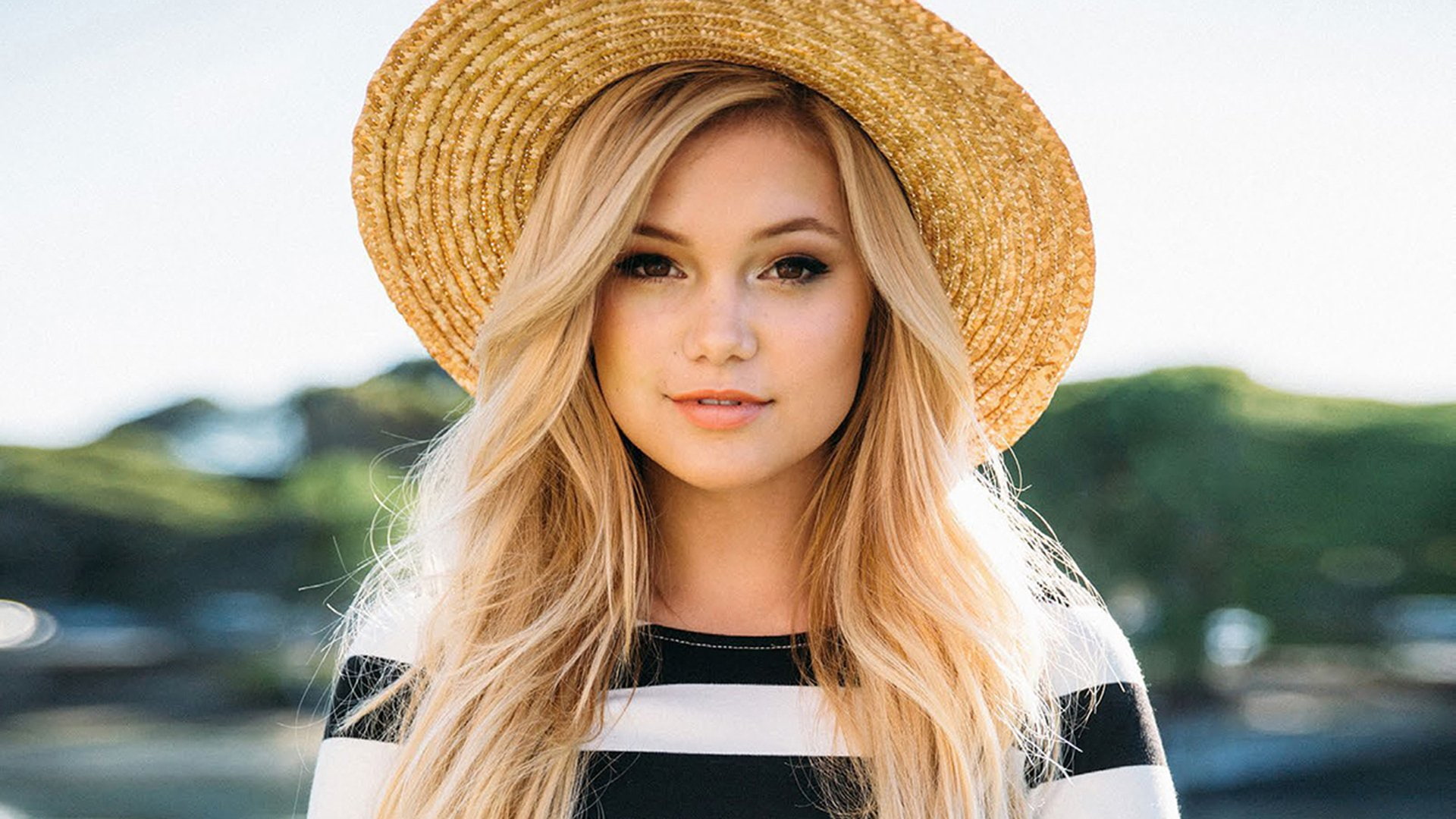 Actresses Olivia Holt Blonde Brown Eyes