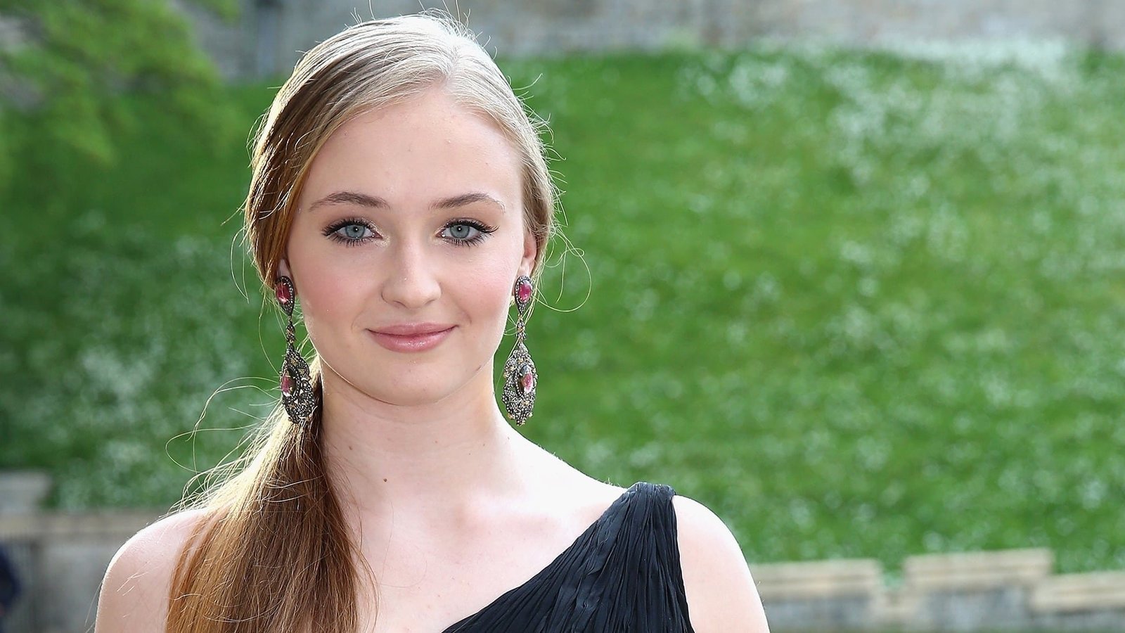 Actresses Sophie Turner Blue Eyes Earrings Redhead