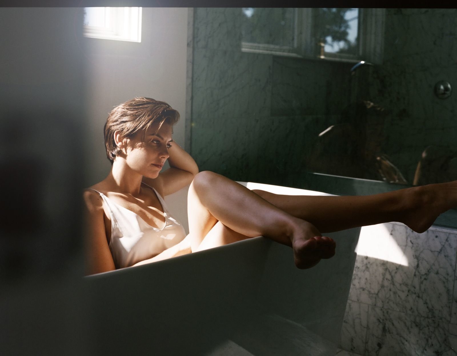 Actresses Lauren Cohan Bathtub Brown Eyes Brunette Legs