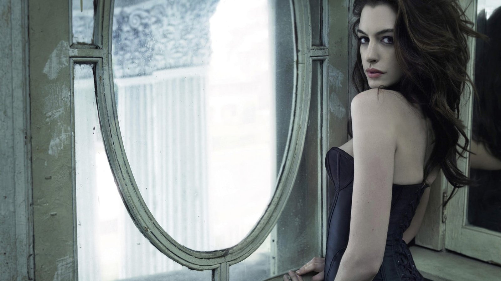 Anne Hathaway brunette brown eyes corset bare shoulders