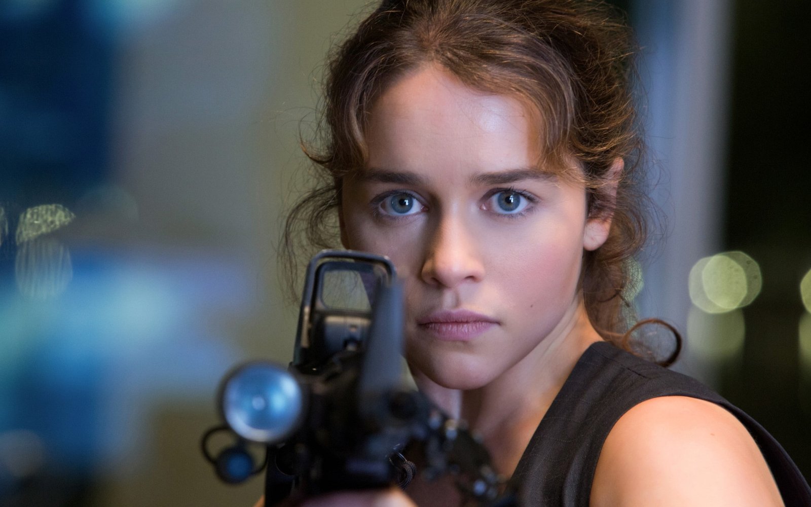 Emilia Clarke weapon Terminator actress face blue eyes 2k