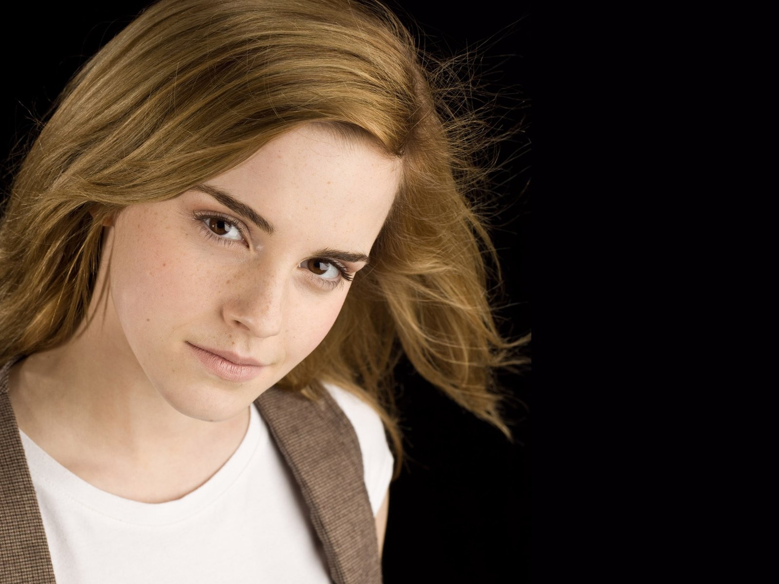 Emma Watson face portrait looking at viewer women actress 2k