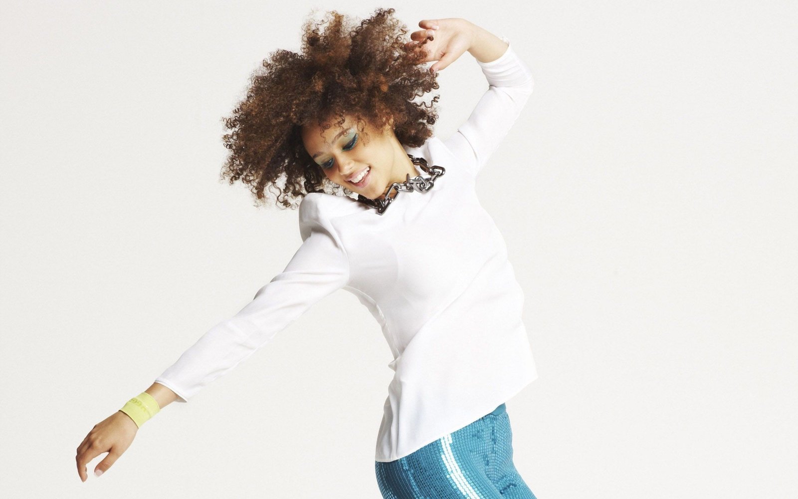 women model actress brunette curly hair brown eyes face 2k