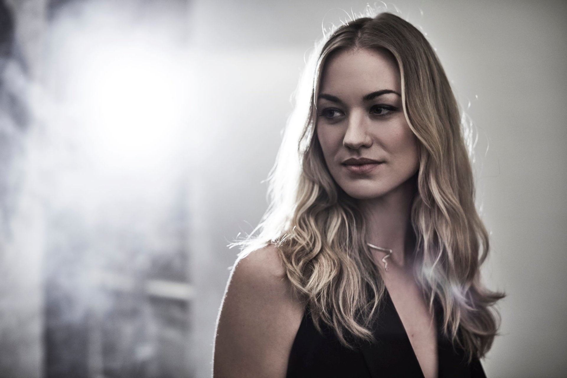 Actresses Yvonne Strahovski Australian Blonde