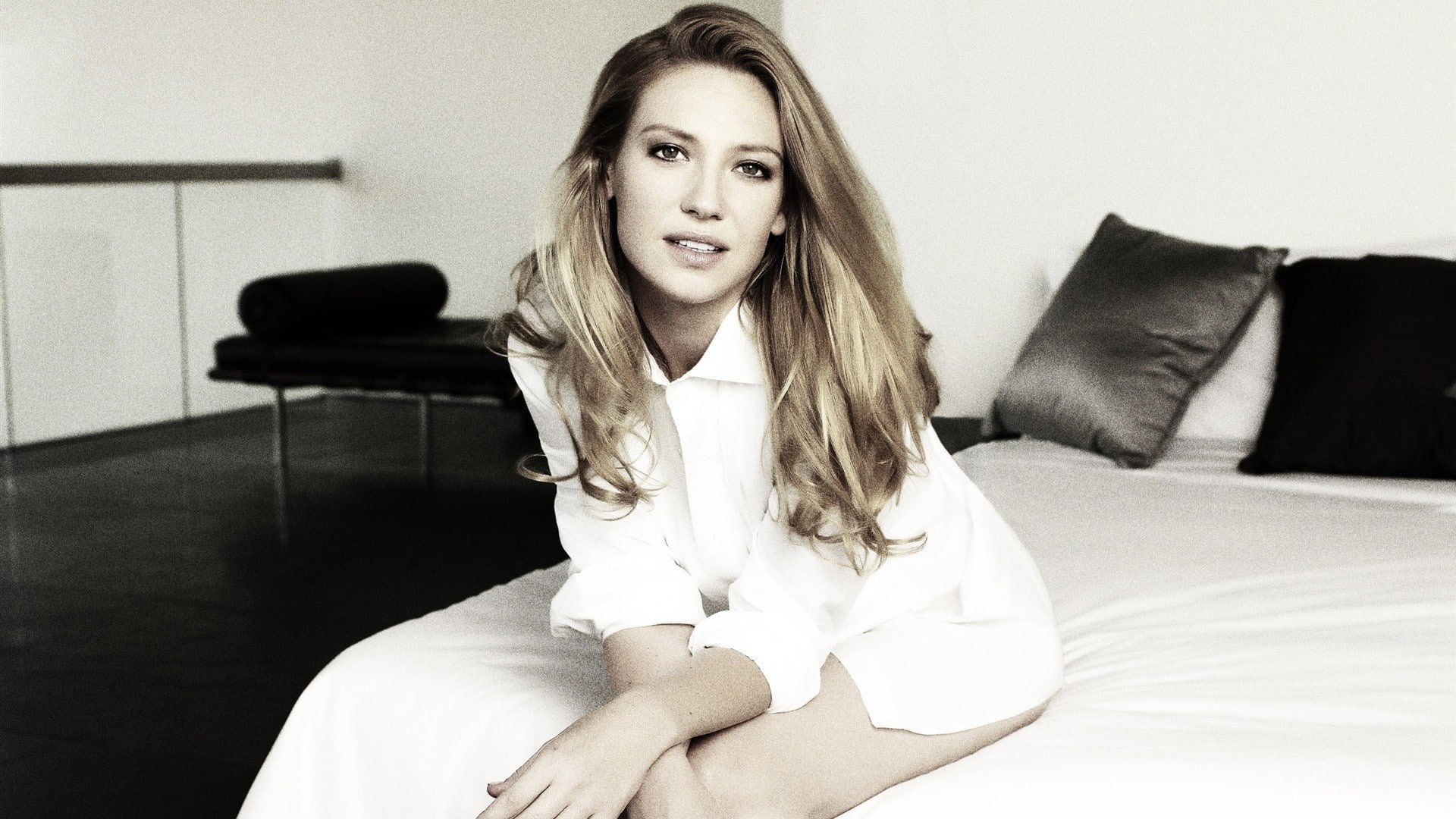 Anna Torv blonde Fringe TV series women actress looking at camera