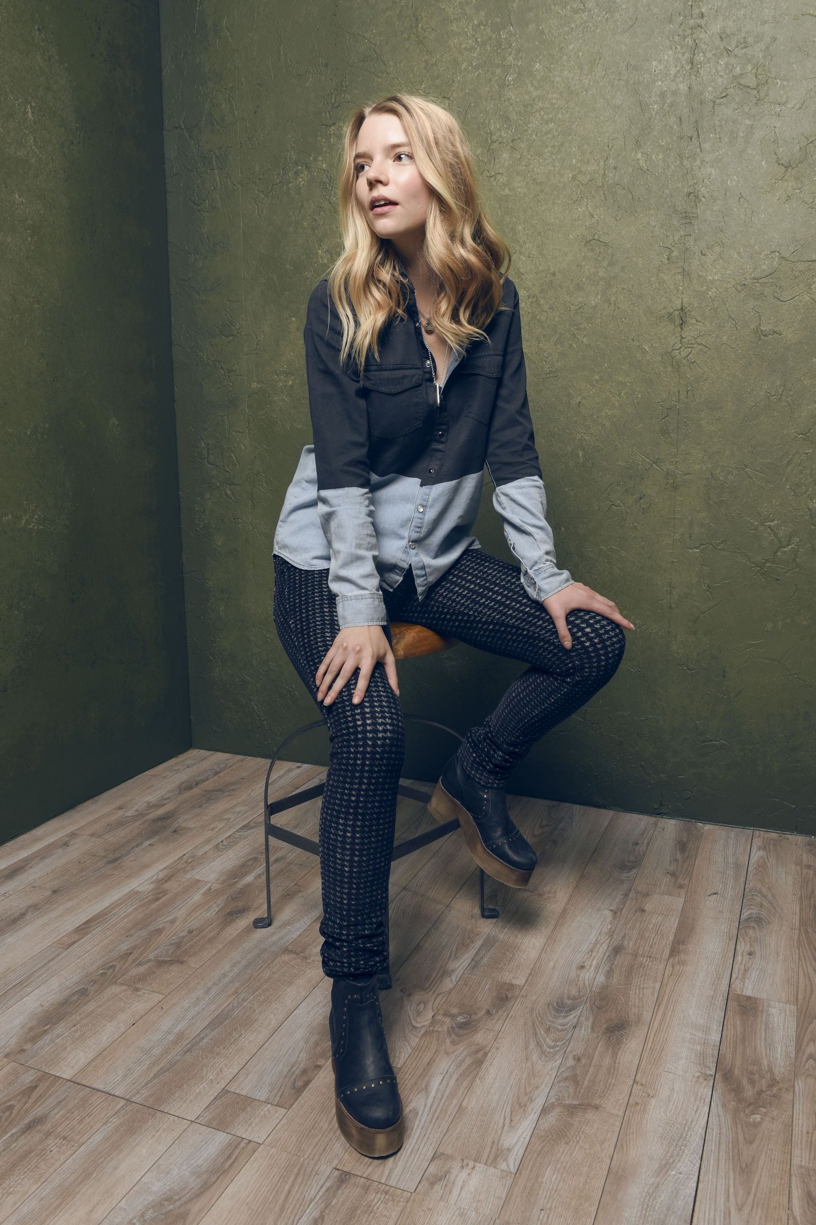 Anya Taylor Joy actress women blonde sitting