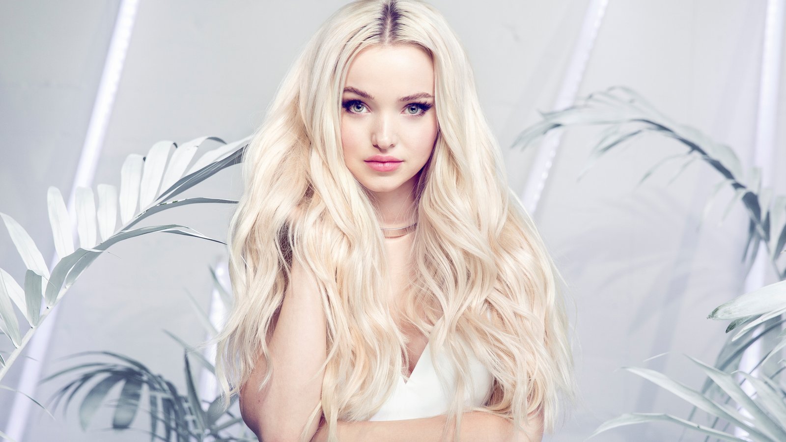 American actress Dove Cameron blond hair portrait long 2k 4k 5k