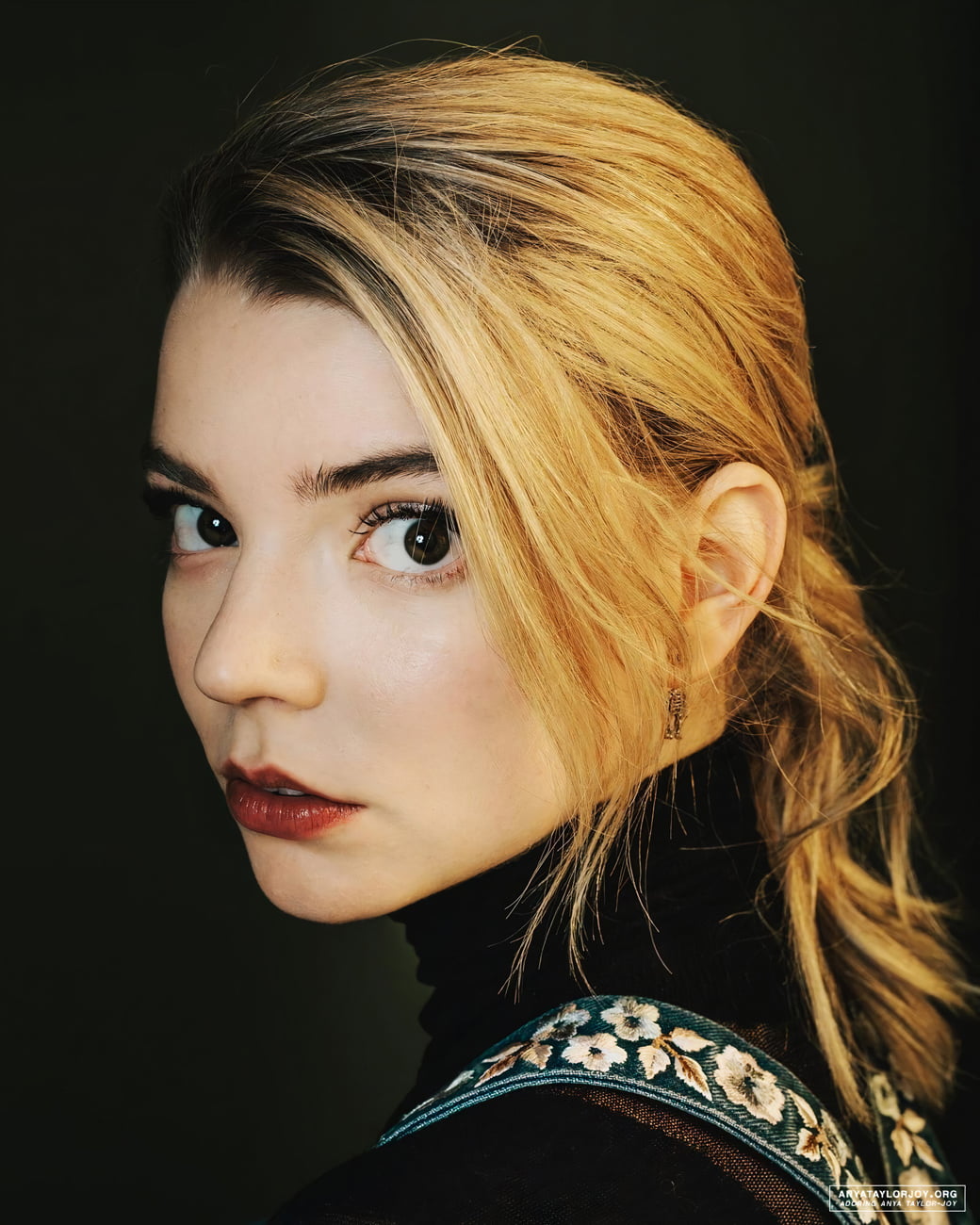 Anya Taylor Joy women actress blonde red lipstick face