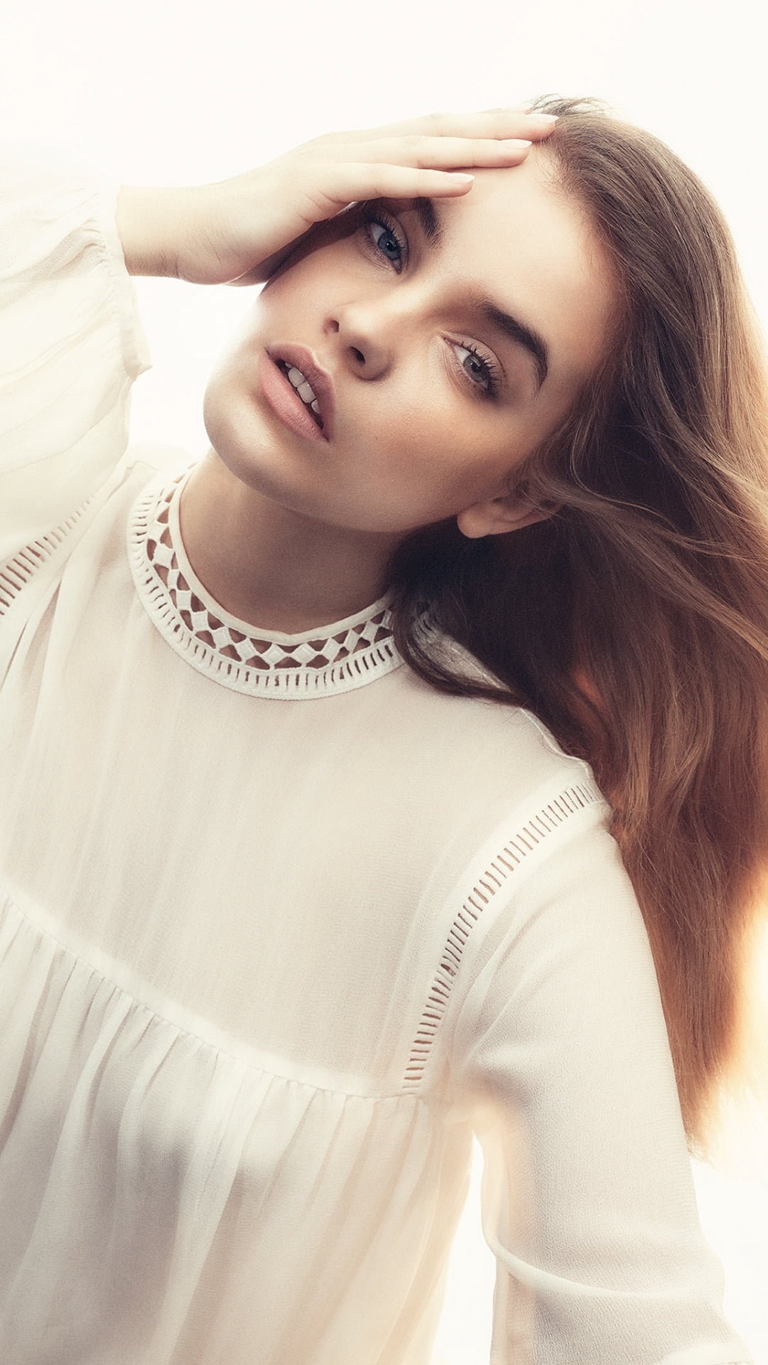 Barbara Palvin Elle women's white crew neck long sleeved top