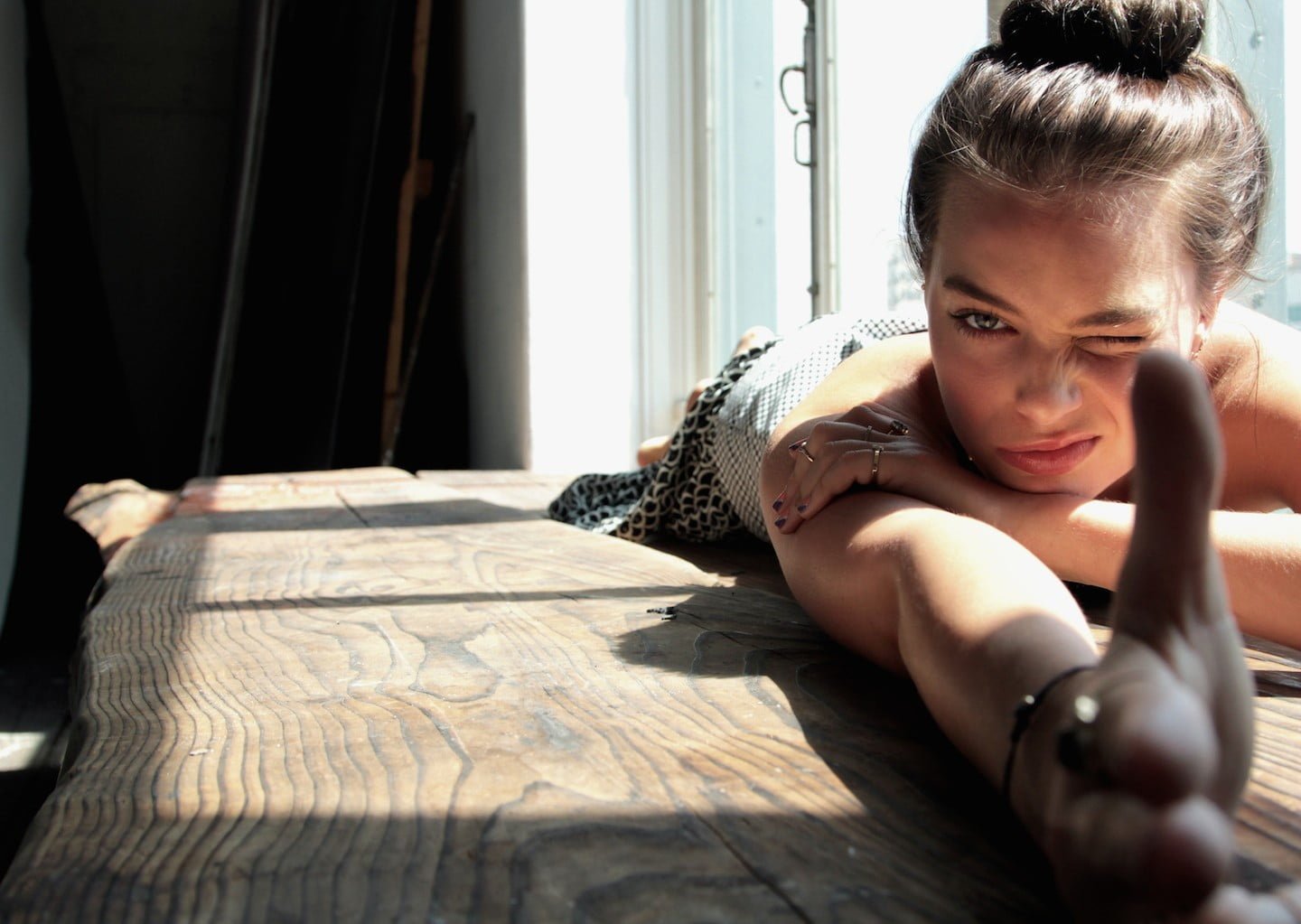 brown wooden bench women actress celebrity blonde Margot Robbie