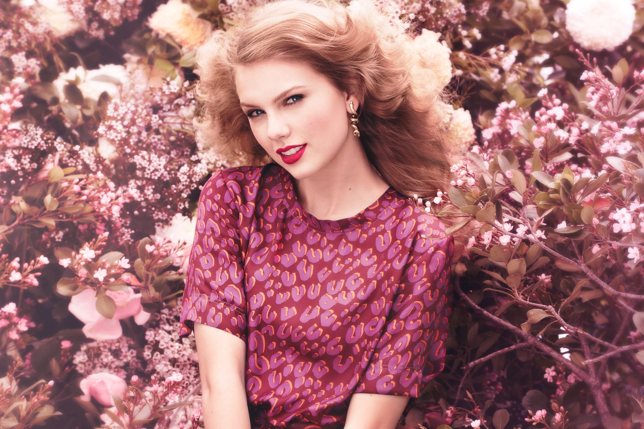 flowers actress singer Taylor Swift beauty the bushes 2k