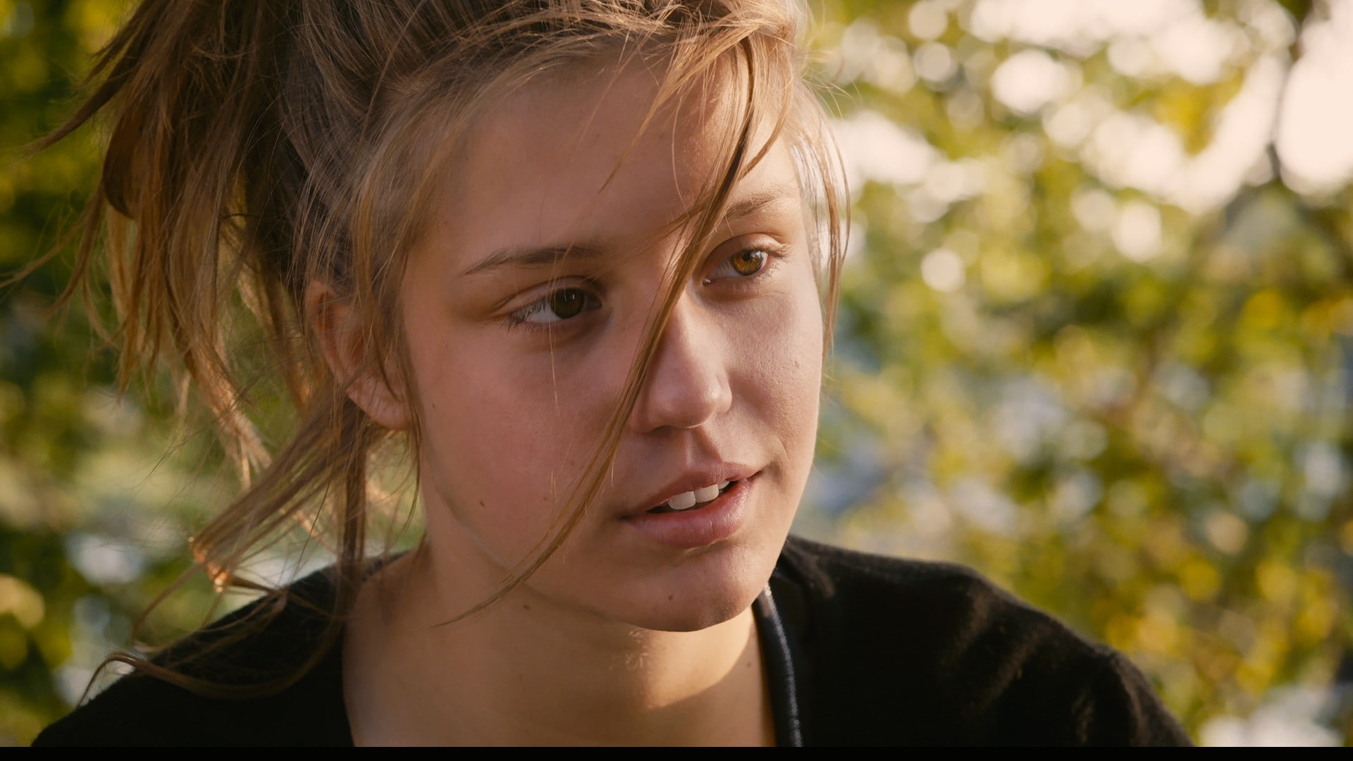 French actress brown eyes Adele Exarchopoulos blue is the warmest color