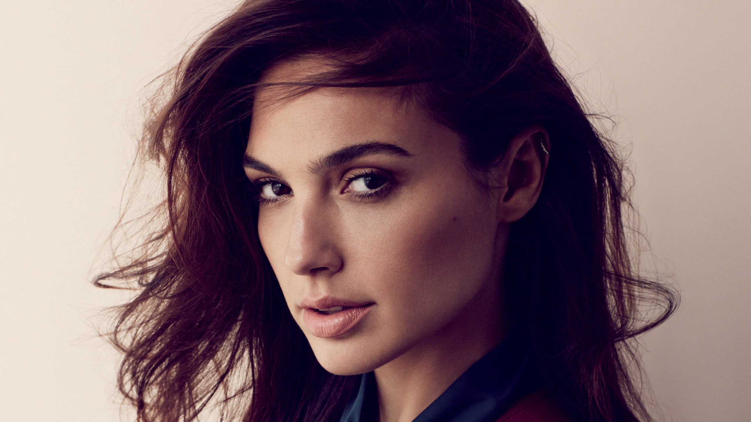 Gal Gadot actress model simple background looking at viewer 2k