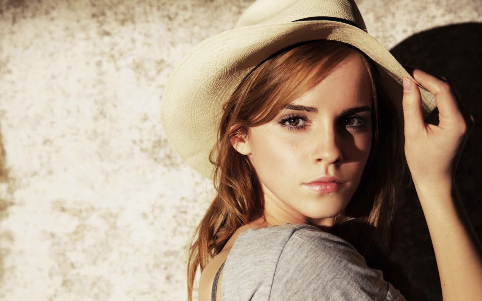 Emma Watson hat women portrait actress celebrity beauty 2k