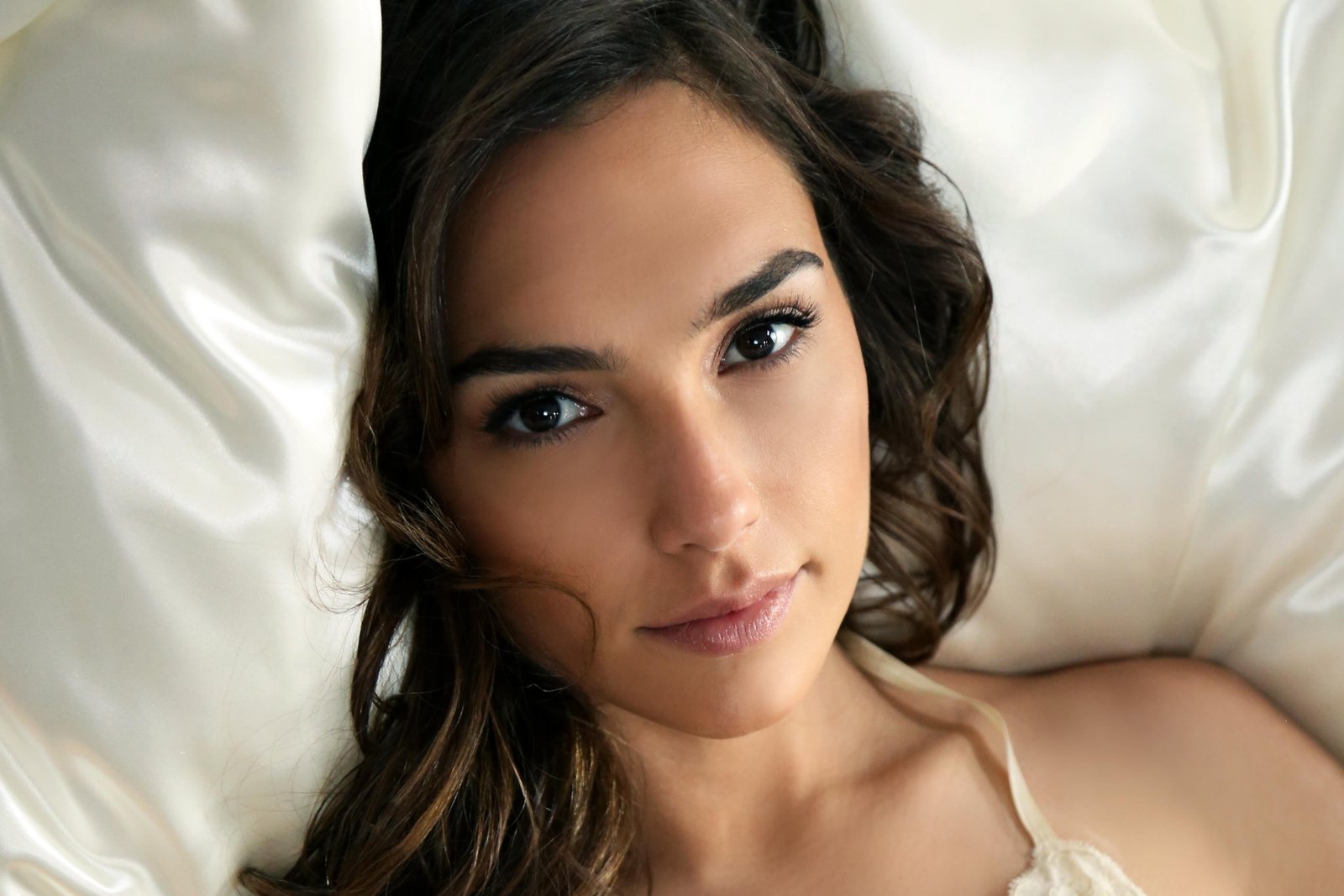 Gal Gadot model actress Israelis face women bed portrait 2k