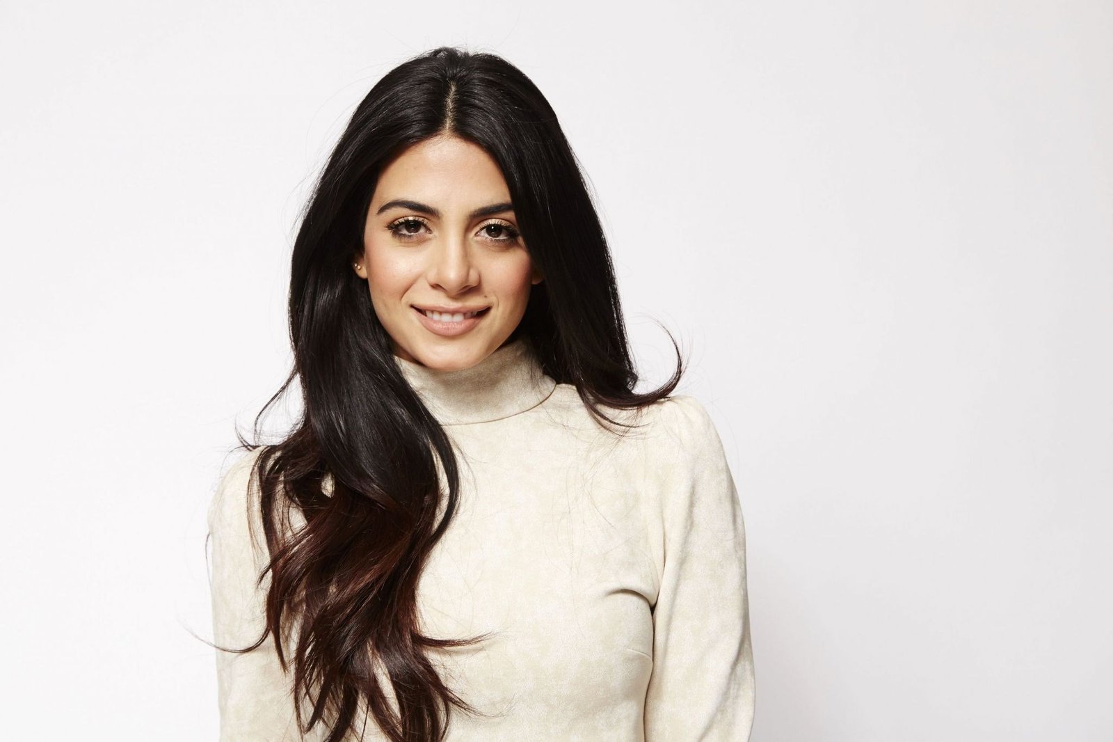 Emeraude Toubia actress brunette brown eyes smiling Canadian 2k