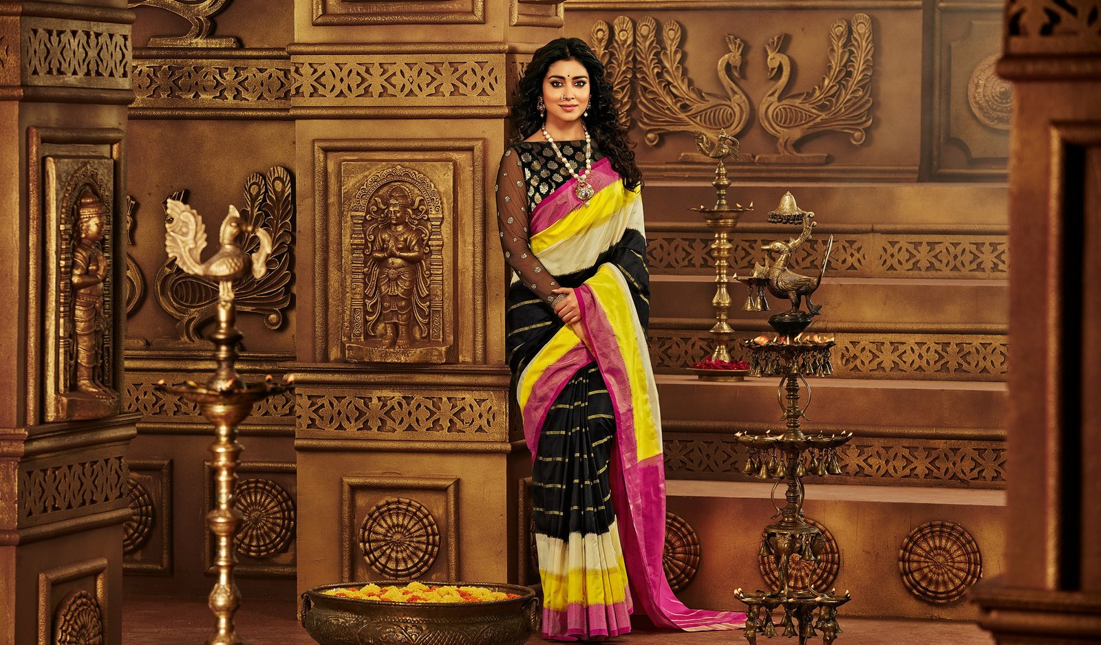 Ethnic wear Shriya Saran Traditional Actress Saree indoors 2k